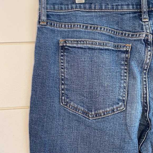 Gap mid wash straight leg high rise girlfriend jean size 10/30 - Picture 3 of 11